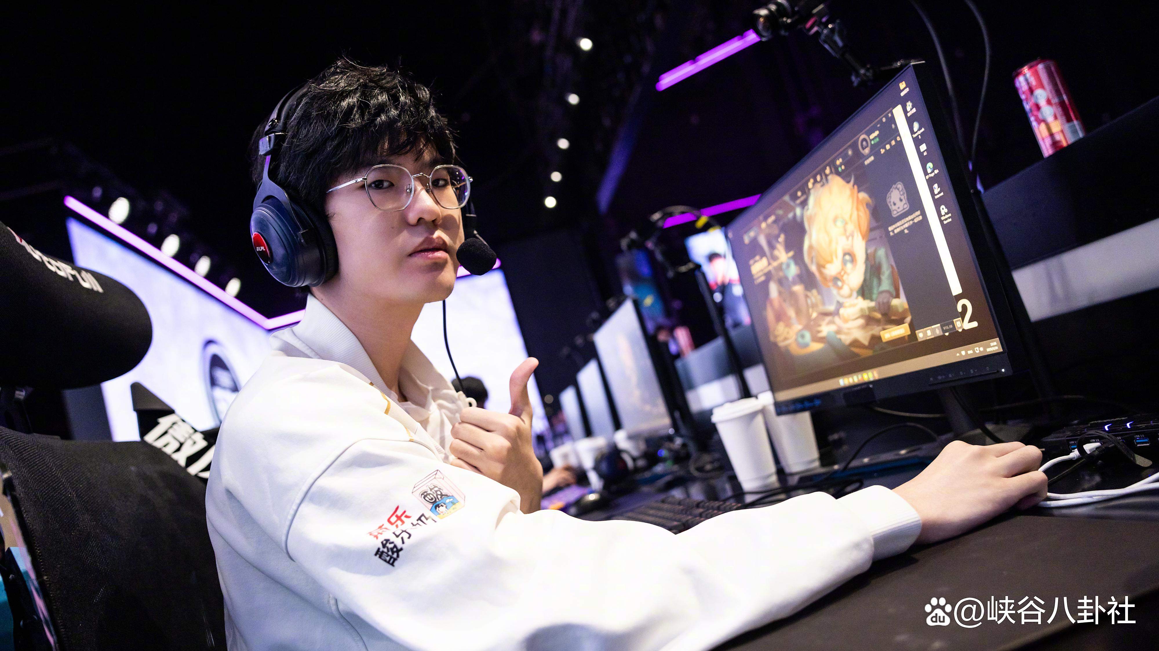 jiuyou-包含Rookie迎来五赛季出色发挥，塞尔维亚队观众热烈欢呼！观众掌声雷动的词条